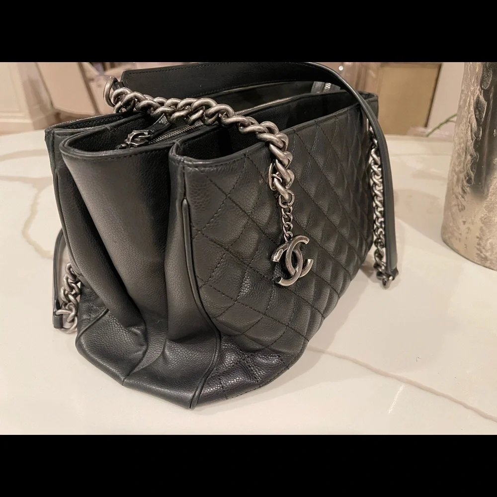 CHANEL QUILTED CC CHAIN MEDALLION BLACK CAVIAR SHOPPING TOTE - Picture 4 of 16